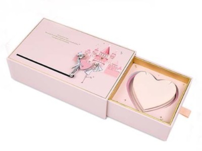 紙盒定制廠家告訴你，在制作愛(ài)心禮品包裝盒過(guò)程中，需要注意的問(wèn)題